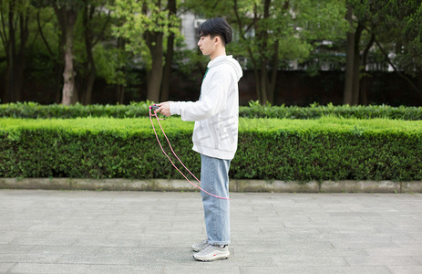 小兔子跳绳_小兔在跳绳_小兔子学跳绳