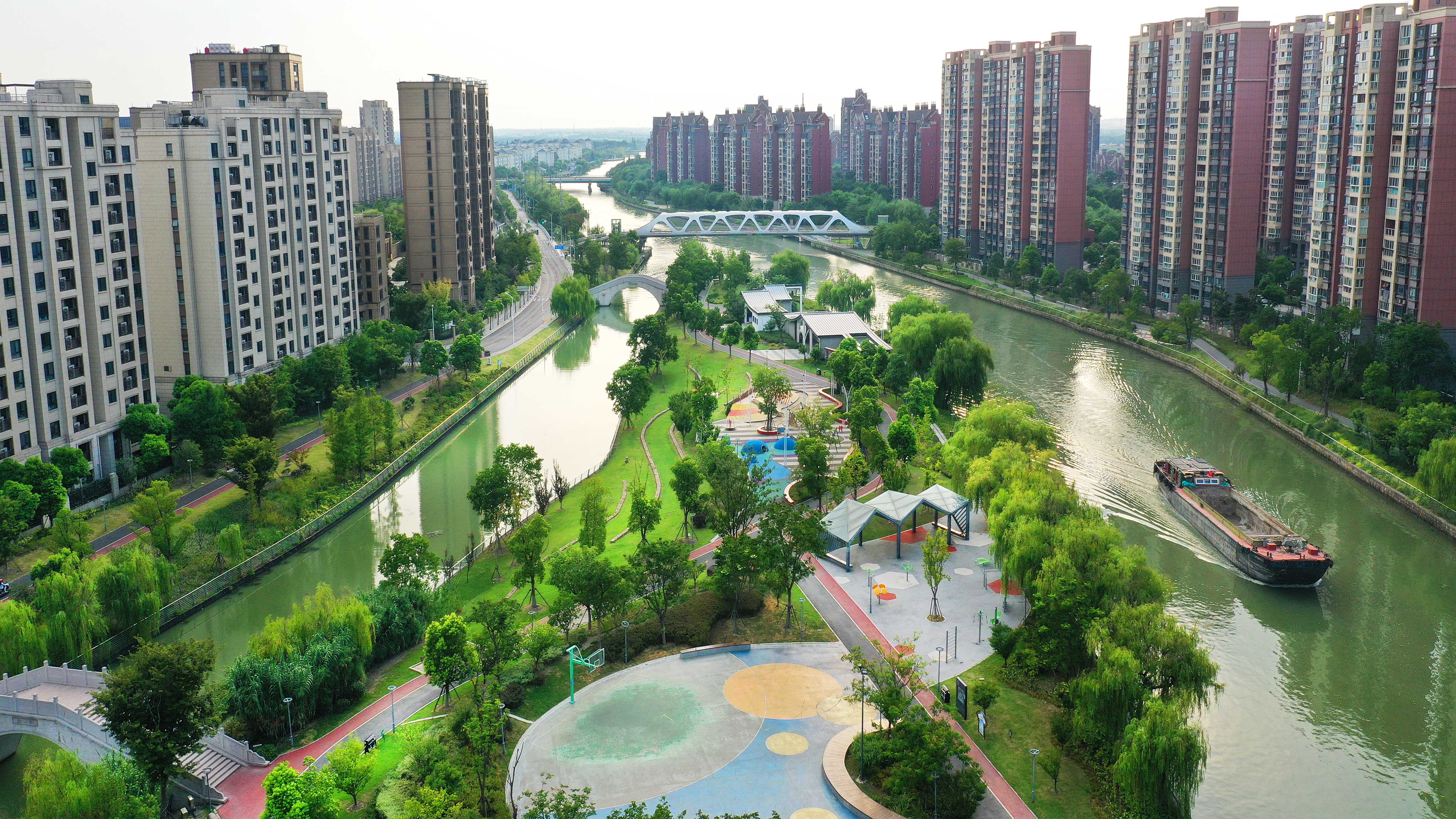 亿佳超市：城市喧嚣中的璀璨明珠，温暖社区的购物天堂